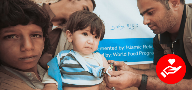 Helfer verarzten ein Kind im Jemen.