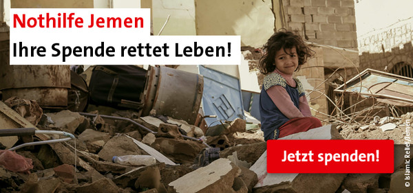 Ein kleines Mädchen sitzt in den Trümmern eines Hauses im Jemen.